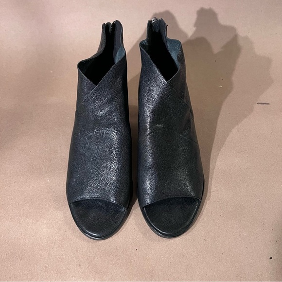 $247 Eileen Fisher Ankle Boots Black Pebbled Leather Peep Toe Women’s US 8.5 - Picture 2 of 11